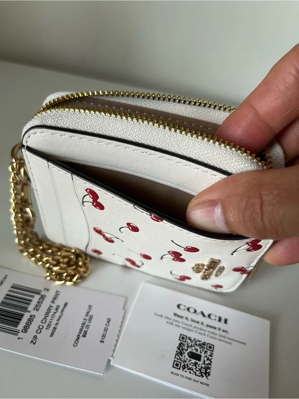 Coach Zip Card Case With  Cherry Print🎈🎈